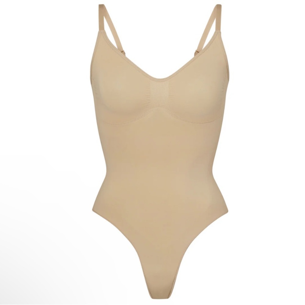 NWOT SKIMS SEAMLESS SCUPT BODYSUIT THONG CLAY XS